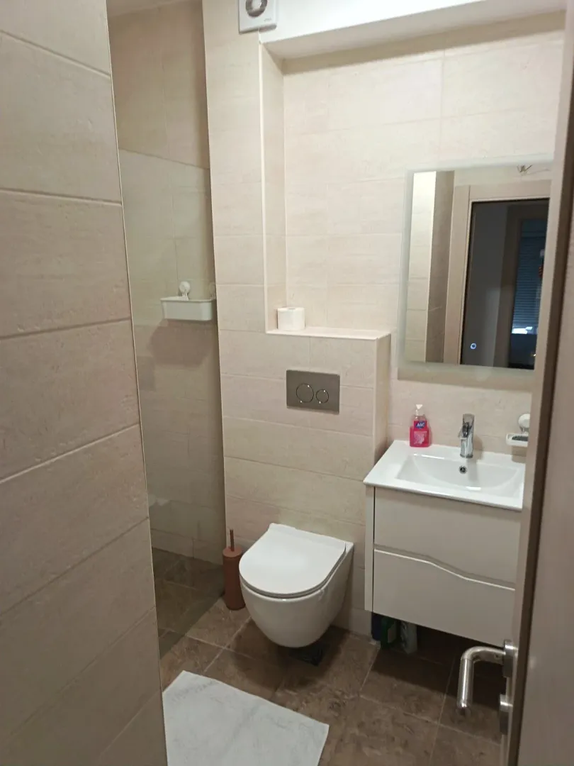Izdavanje, dvosoban stan, 86m², Bečići, Budva