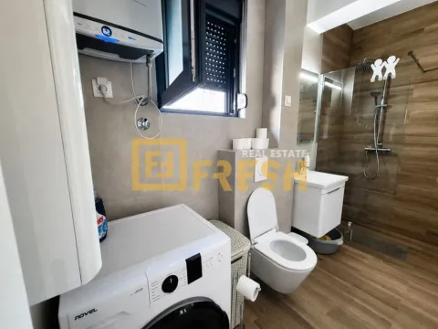 Moderne kupatilo sa tuš kabinom, veš mašinom i bojlerom. - image 10