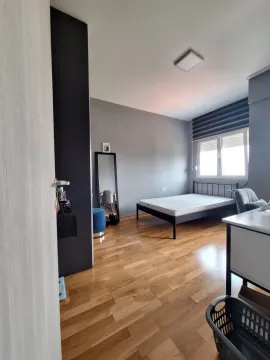 Spavaća soba sa krevetom, radnim stolom i podnim oblogama od parketa. - image 8