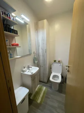 Manje kupatilo sa umivaonikom, WC šoljom, ormarićem i ogledalom. - image 8