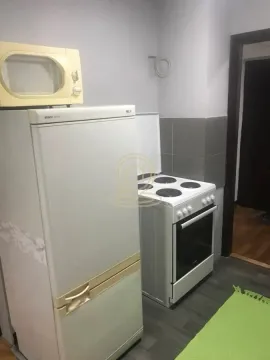 Manja kuhinja sa frižiderom, šporetom i mikrotalasnom pećnicom. - image 10