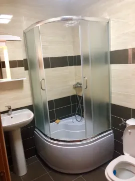 Kupatilo sa tuš kabinom i lavaboom. - image 11