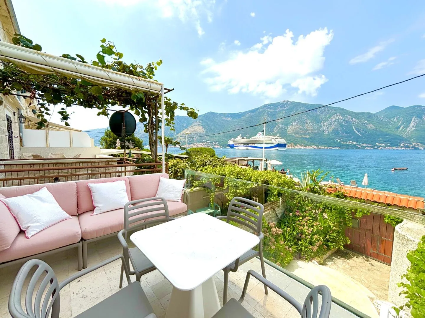 Sale, house, 232m², Dobrota, Kotor
