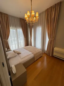 Namještena spavaća soba sa bračnim krevetom, velikim prozorima i lusterom. - image 8