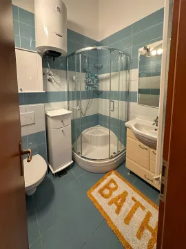 Kupatilo sa tuš kabinom, umivaonikom, WC šoljom i bojlerom. - image 7