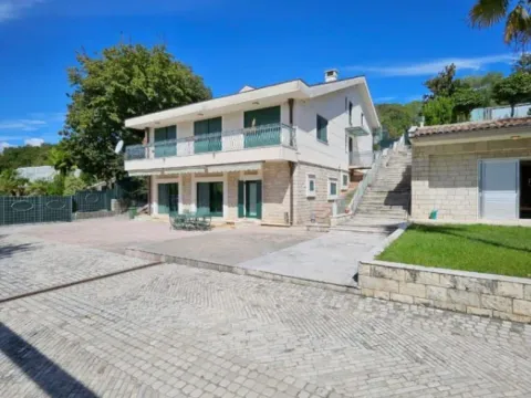 Izdavanje, kuća, 380m², Mareza, Podgorica - image 7