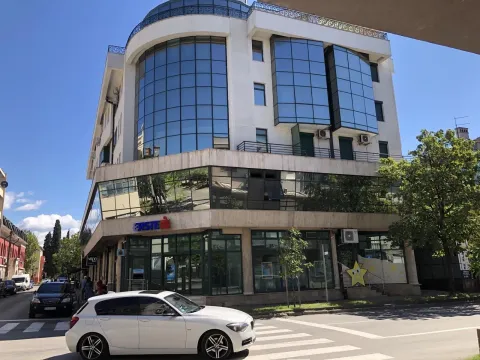 Spoljašnjost moderne stambeno-poslovne zgrade na uglu ulice. - image 15