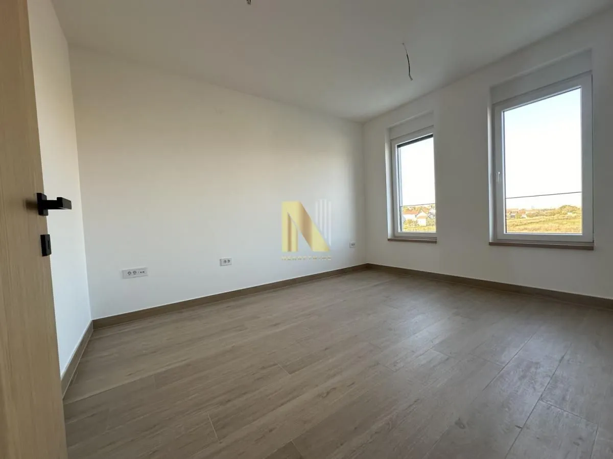 Prodaja, četvorosoban stan, 154m², Alibegovac, Petrovaradin