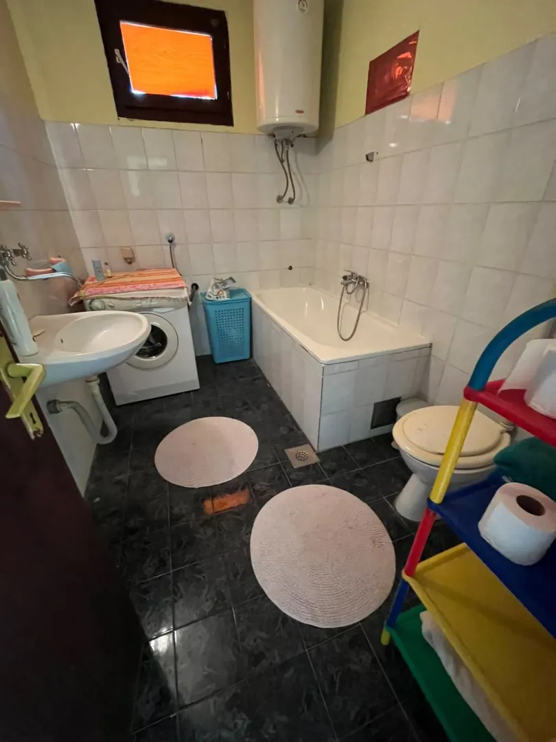 Kupatilo sa kadom, umivaonikom, veš mašinom i toaletom.