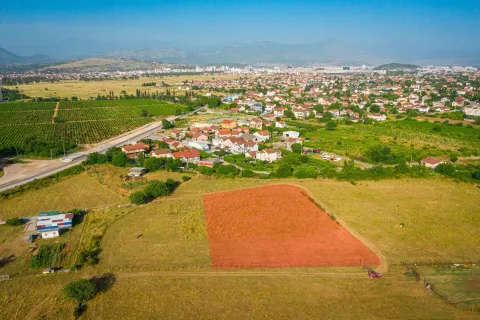 Pogled iz vazduha na zemljište sa označenom parcelom i okruženjem. - image 2