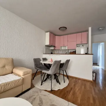 Dnevni boravak sa trpezarijom i otvorenom kuhinjom u roze tonovima. - image 4