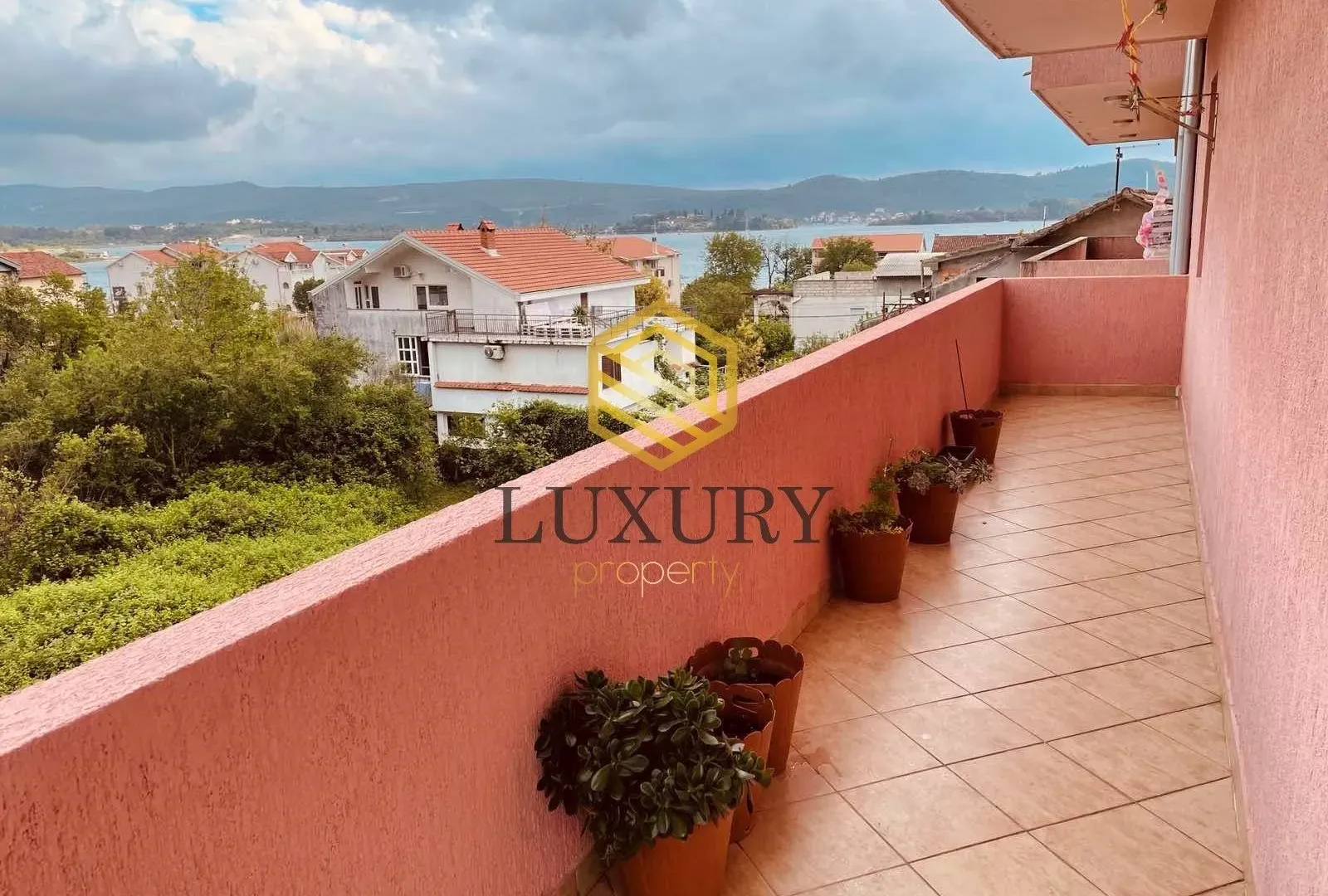 Izdavanje, jednosoban stan, 84m², Centar, Tivat