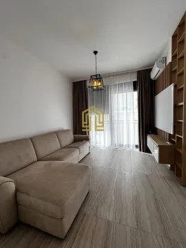 Moderan dnevni boravak sa garniturom i drvenim oblogama na zidu. - image 4