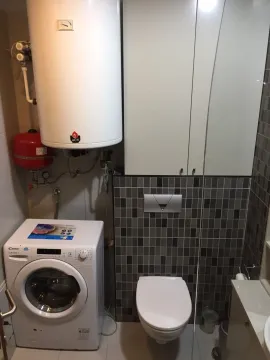 Manje kupatilo sa WC šoljom, veš mašinom i bojlerom. - image 6