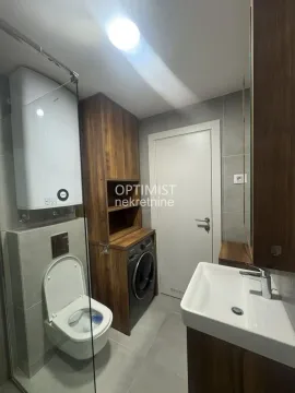 Savremeno opremljeno kupatilo sa sanitarijama, tuš kabinom, umivaonikom i veš mašinom. - image 9