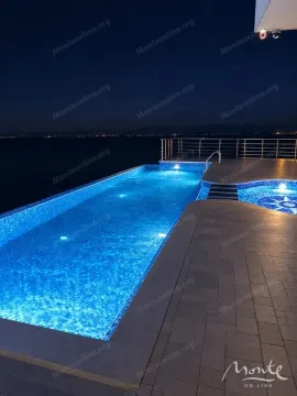 Osvijetljeni bazen sa pogledom na more u noćnim satima. - image 15