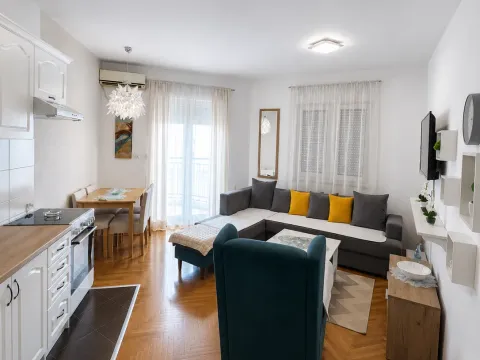Izdavanje, jednosoban stan, 45m², Stari Aerodrom, Podgorica - image 1