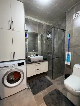 Moderne kupatilo sa tuš kabinom, umivaonikom i veš mašinom. - image 7