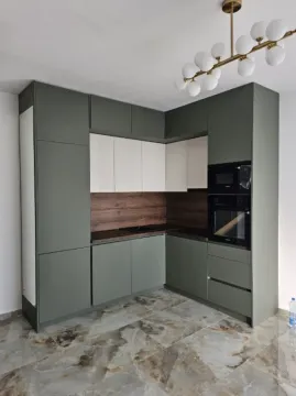 Moderna kuhinja sa ugrađenim elementima i ugradnom rernom. - image 5