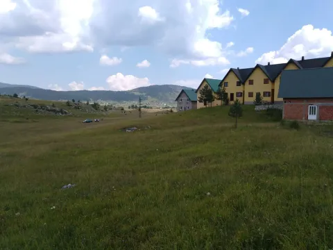 Planinske kuće okružene prostranom zelenom livadom. - image 5
