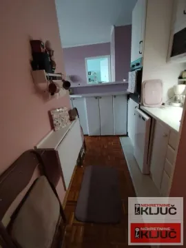 Manja kuhinja sa belim elementima i drvenim podom. - image 4