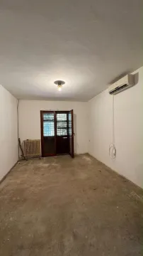 Prazna prostorija sa bijelim zidovima, drvenim vratima i klima uređajem. - image 4