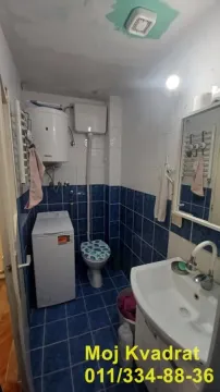 Manje kupatilo sa pločicama, umivaonikom, WC šoljom, veš mašinom i bojlerom. - image 5