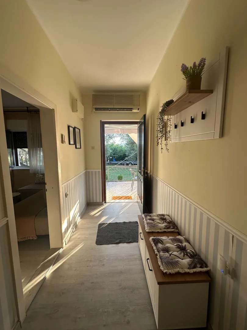 Izdavanje, trosoban stan, 100m², Kalimanj, Tivat