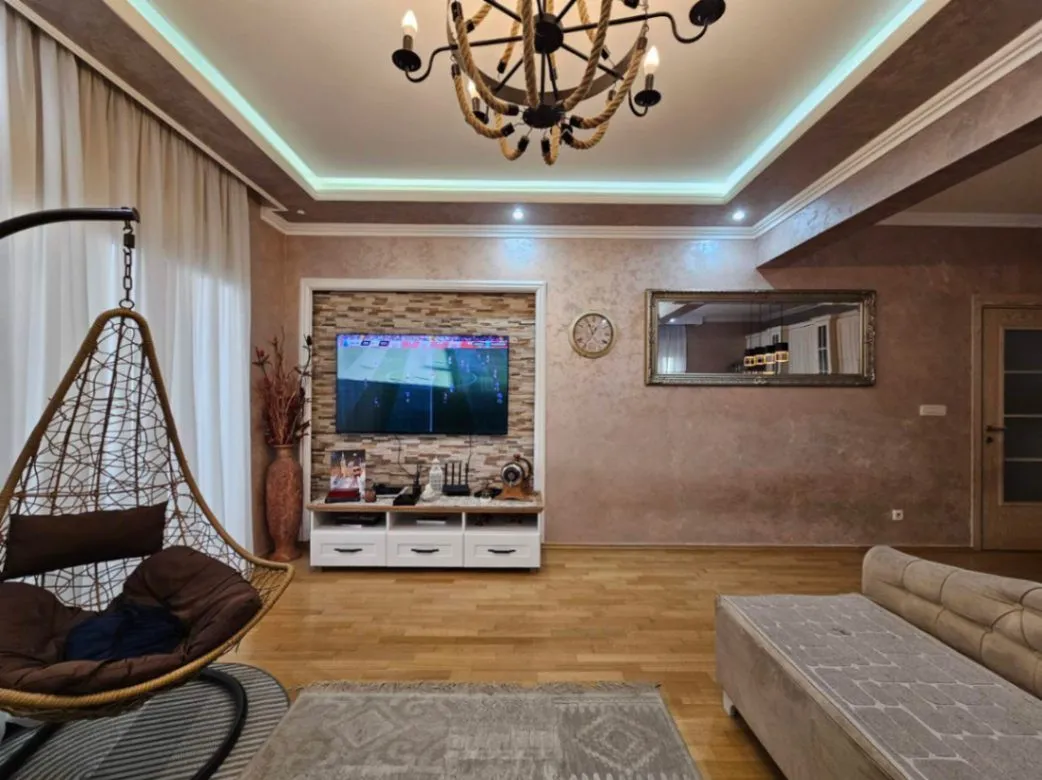 Izdavanje, trosoban stan, 100m², Blok 9, Podgorica