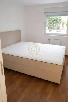 Spavaća soba sa bračnim krevetom i prozorom. - image 6