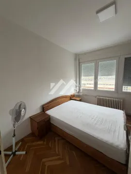 Spavaća soba sa bračnim krevetom, noćnim stočićima i ventilatorom. - image 13