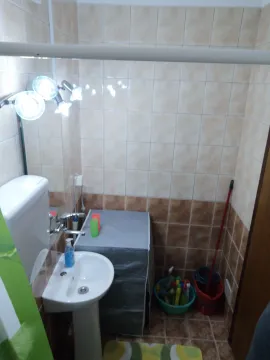 Manje kupatilo sa umivaonikom i pločicama na zidovima. - image 12
