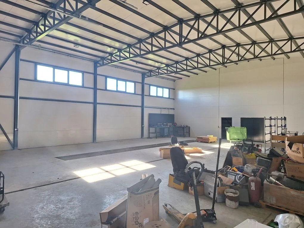 Izdavanje, poslovni prostor, 450m², Zemun Sve Podlokacije, Beograd