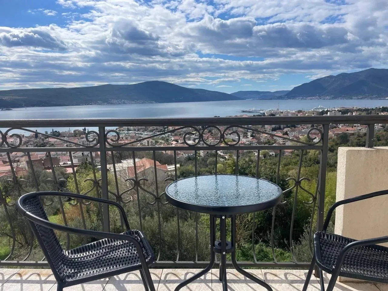 Izdavanje, jednosoban stan, 60m², Tivat, Crna Gora