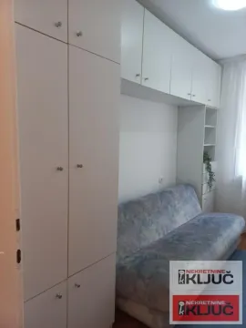 Manja dnevna soba sa kaučem i ugradnim ormarima. - image 10