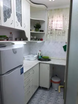 Manja bijela kuhinja sa sudoperom, frižiderom i visećim elementima. - image 10