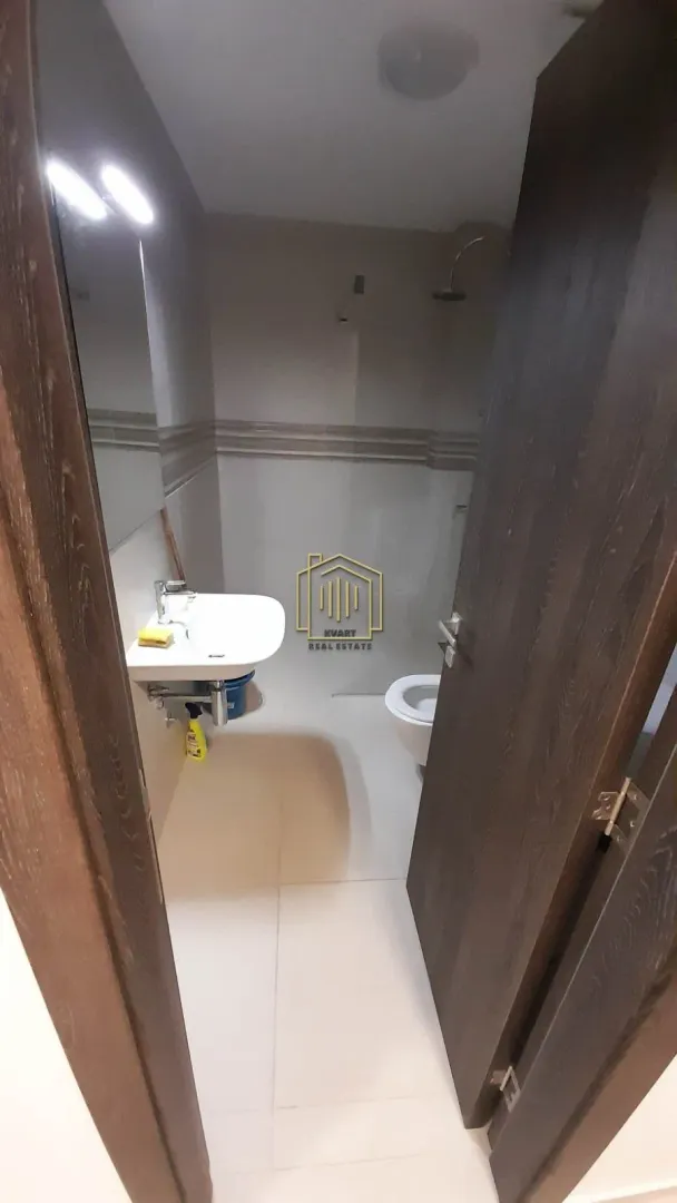 Pogled na kupatilo sa umivaonikom i tuš kabinom.