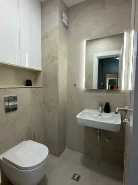 Moderne kupatilo sa umivaonikom, ugradnom wc šoljom i ogledalom sa osvjetljenjem. - image 12