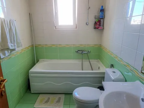 Izdavanje, trosoban stan, 103m², Centar, Bar - image 2