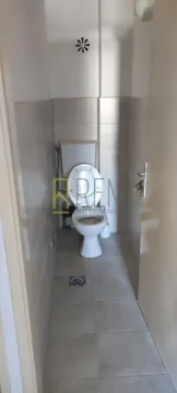 Manje kupatilo sa toaletom u svijetlim pločicama. - image 7