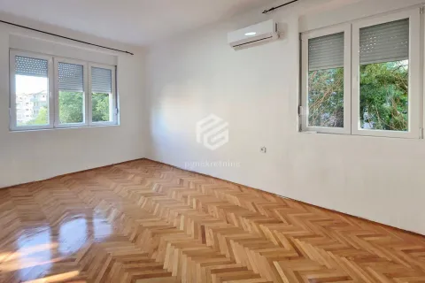 Prazna prostorija sa parketom i klima uređajem. - image 14
