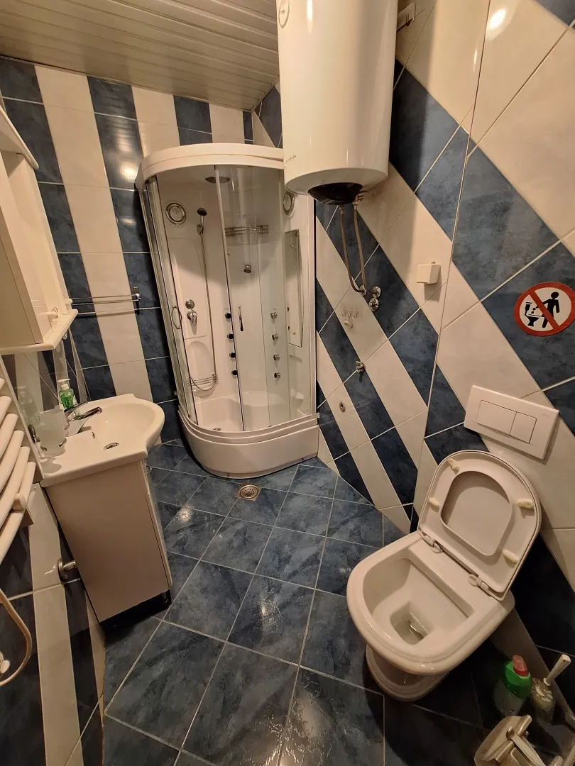 Kupatilo sa tuš kabinom, umivaonikom, WC šoljom i bojlerom.