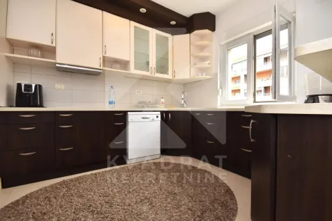 Rent, three bedroom apartment, 120m², City Kvart, Podgorica - image 4