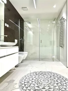 Moderne kupatilo sa tuš kabinom, umivaonikom i sanitarijama. - image 14