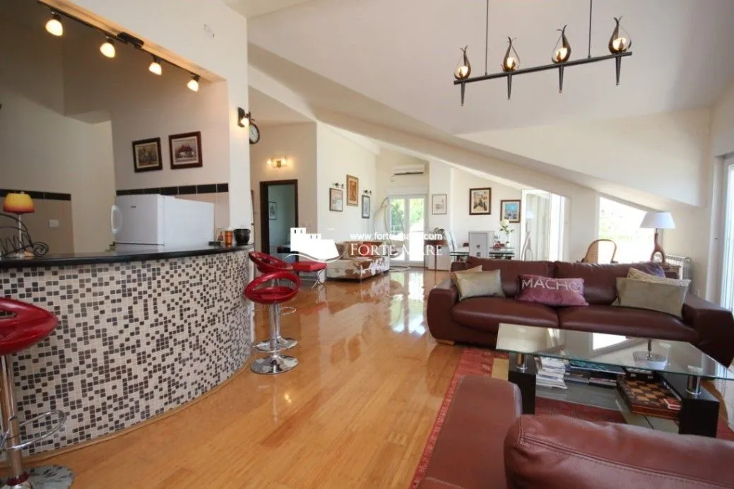 Prodaja, četvorosoban stan, 127m², Njivice, Herceg Novi