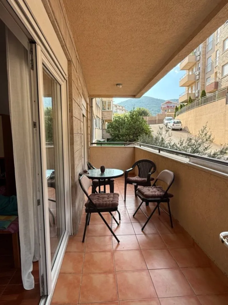 Izdavanje, jednosoban stan, 55m², Lazi, Budva