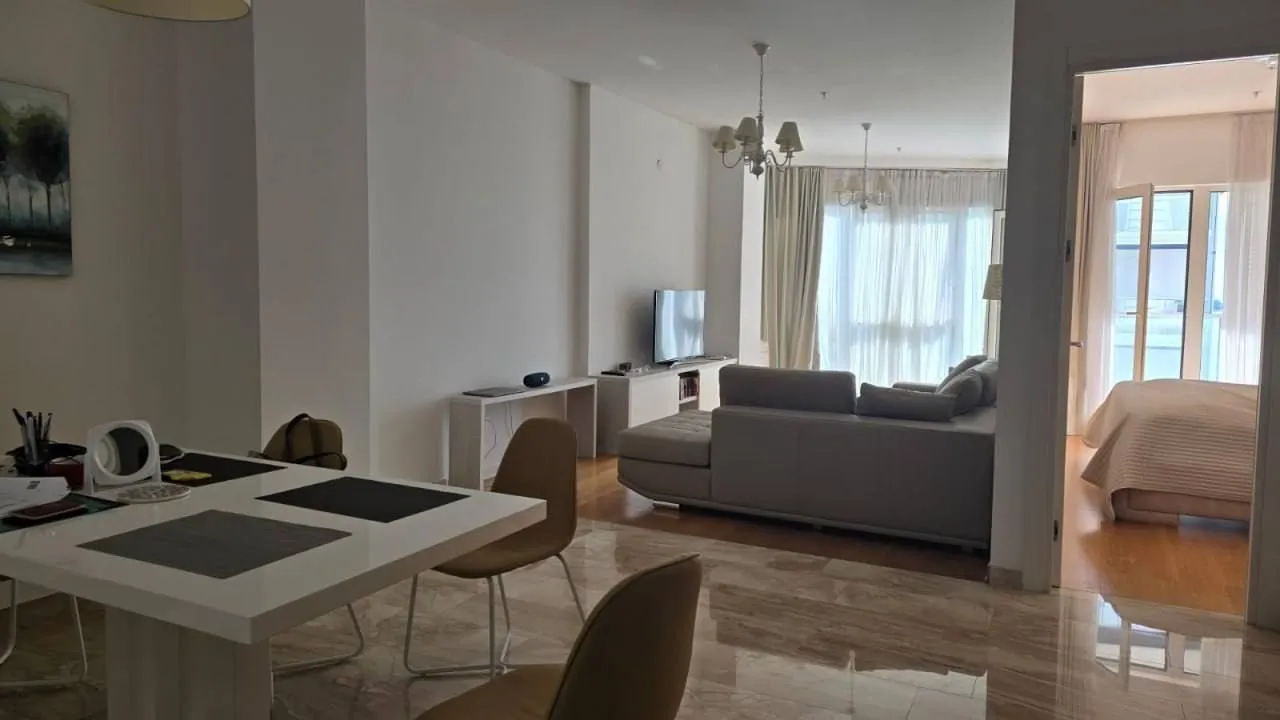 Izdavanje, jednosoban stan, 77m², Tre Canne, Budva