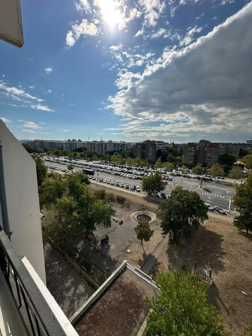 Pogled sa terase na gradsku ulicu i parking.