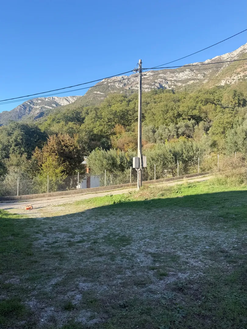 Pogled na dvorište i okolnu prirodu sa planinom u pozadini.