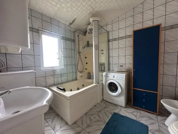 Izdavanje, trosoban stan, 130m², Bar, Crna Gora